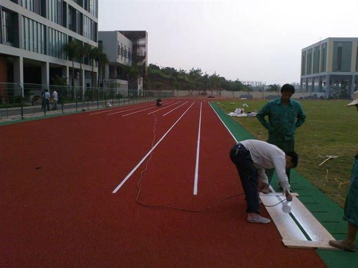 塑胶跑道施工在农忙和节假日杏彩体育网页期保证措施